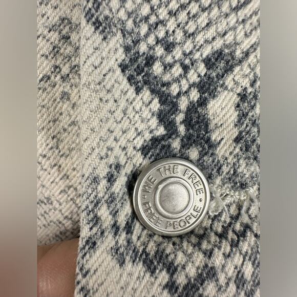 Free People Snakeskin Trucker Jacket Denim Printed Size Small EUC - Picture 4 of 8